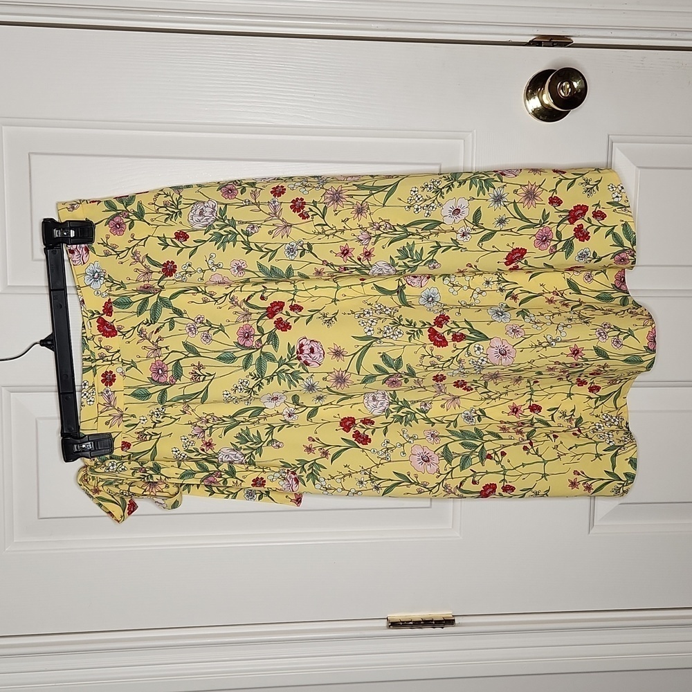 LOFT Yellow Floral Wrap Skirt Size 4P - Picture 4 of 8